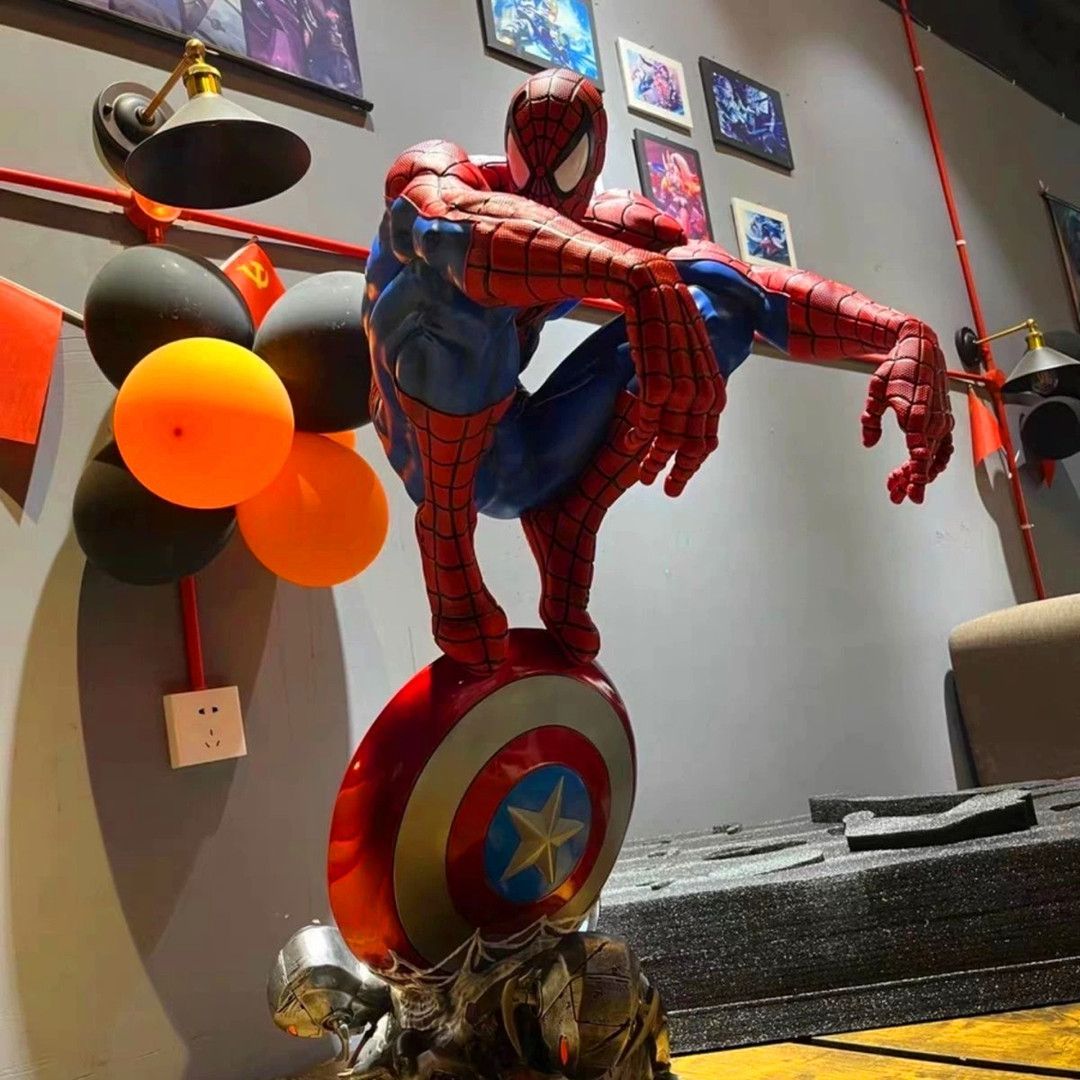 Spiderman With Cap's Shield - Age Of Ultron Saga Statue (45Cm) | Marvel Comics