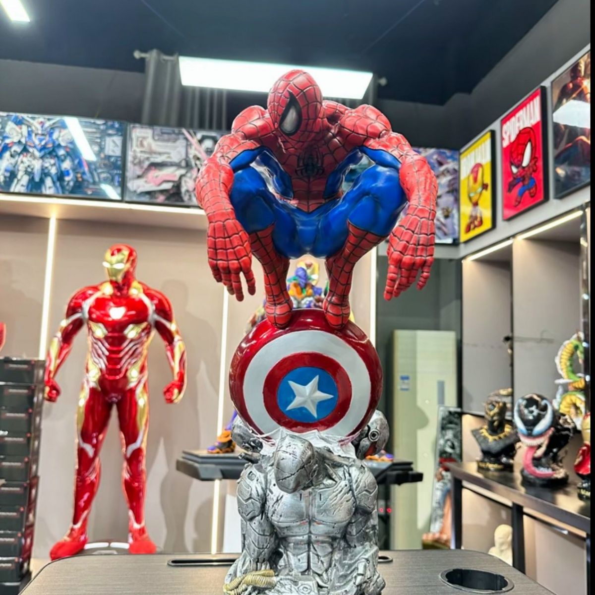 Spiderman With Cap's Shield - Age Of Ultron Saga Statue (45Cm) | Marvel Comics