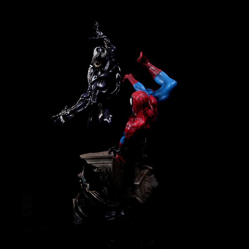 Ultimate Spiderman Vs Venom Statue (55Cm) | Marvel Comics