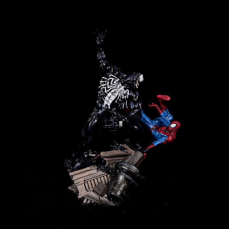 Ultimate Spiderman Vs Venom Statue (55Cm) | Marvel Comics